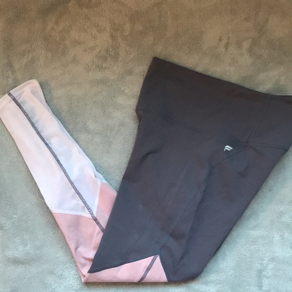 Power hold form fitting leggings. Small pocket - Picture 3 of 4